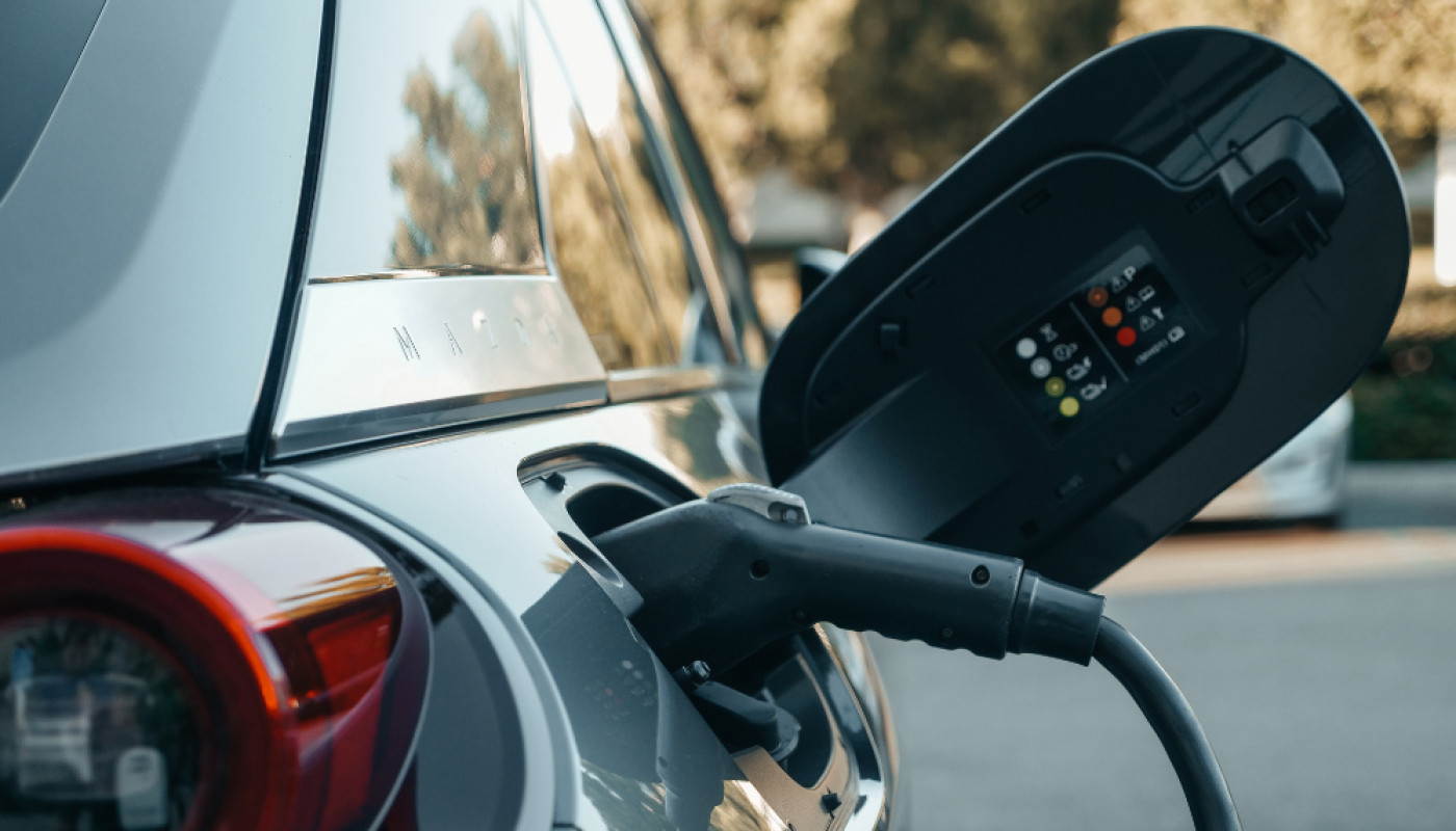 Installateur borne de recharge à Tours : découvrez JCBO Toit ENR